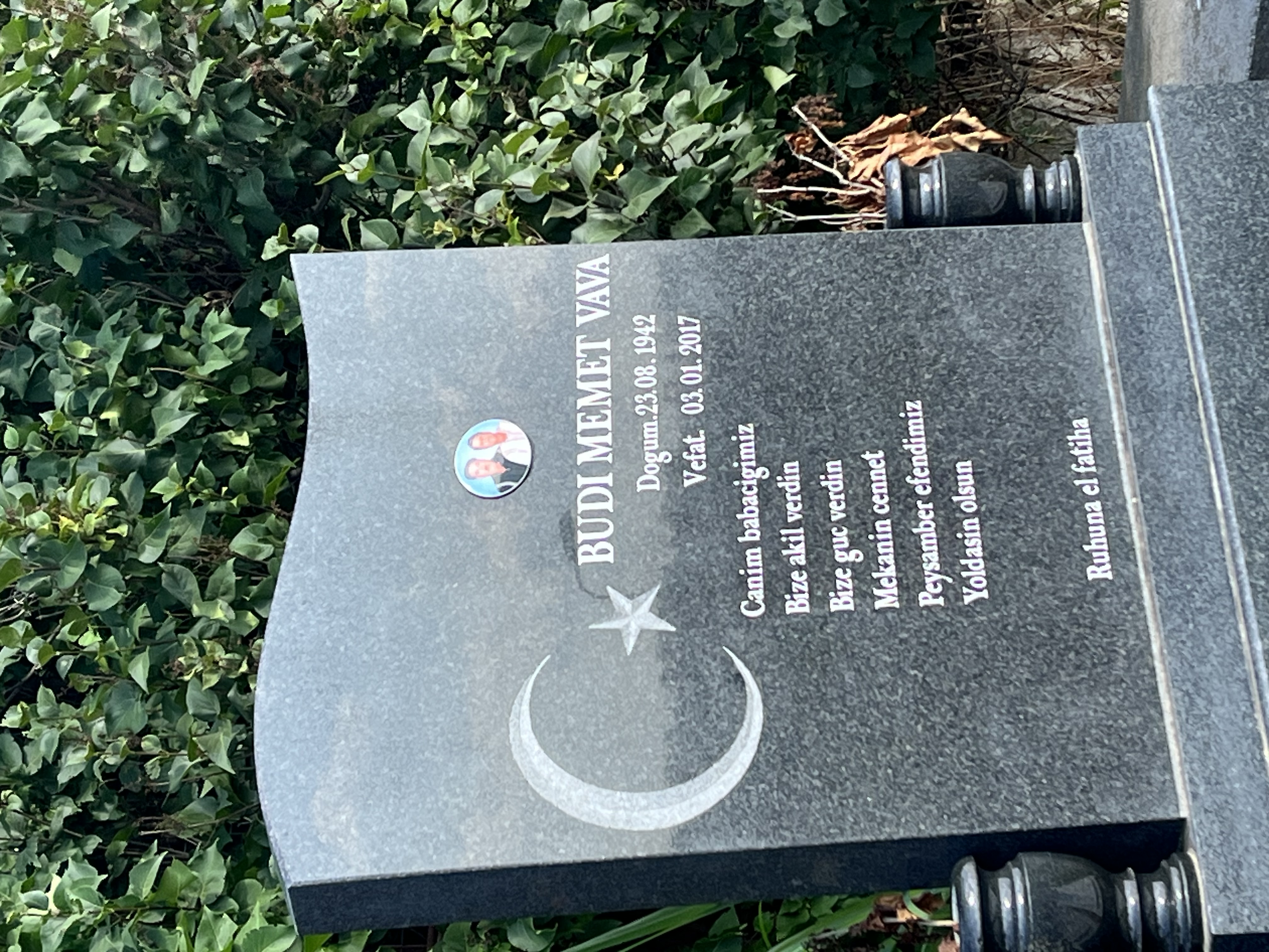 Piatră funerară aparținând unui membru al comunității turcilor spoitori. Cimitirul musulman din Tulcea, județul Tulcea, iulie 2023